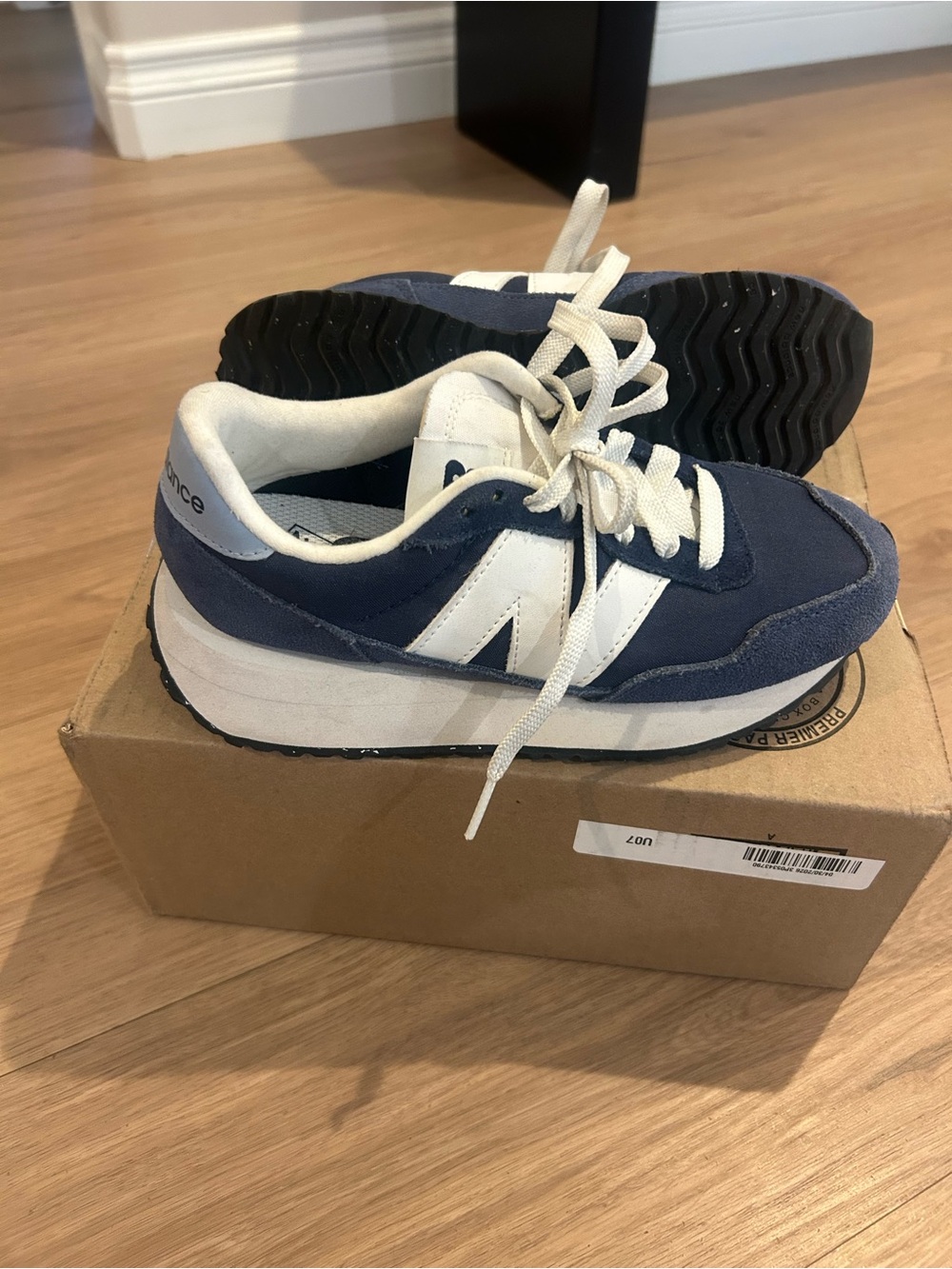 New Balance Women’s 237 Size 5 Navy & White Runner Sneakers